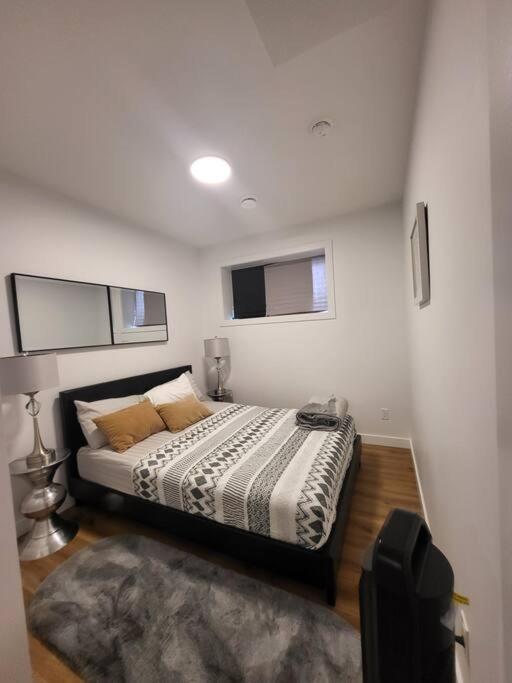 Pebbles' Cozy 2Bed Basement Suite - Near Downtown Edmonton Luaran gambar
