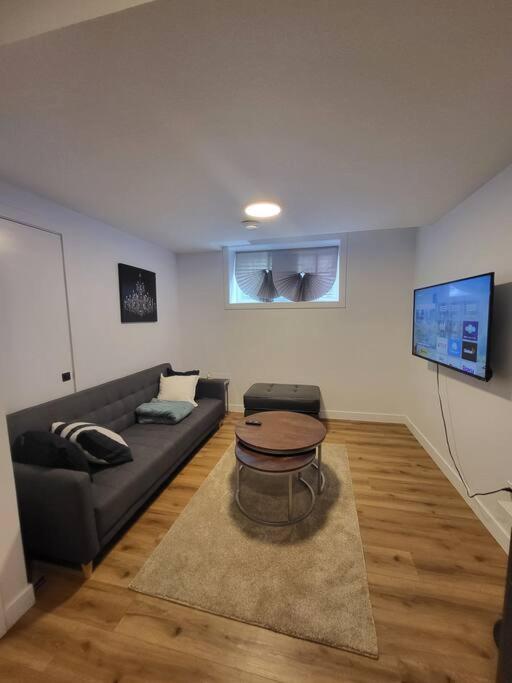 Pebbles' Cozy 2Bed Basement Suite - Near Downtown Edmonton Luaran gambar